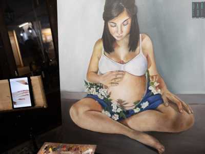 La donna posa il pennello e ci mostra la sua creazione: una meravigliosa ragazza incinta circondata da fiori. �Sto lavorando a questo progetto sulle donne come dee - ci rivela - : l�immagine rappresenta mia figlia quando aspettava il suo bambino�